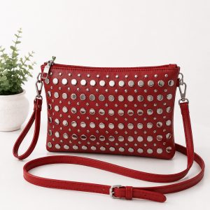 bolso burdeos tachuelas