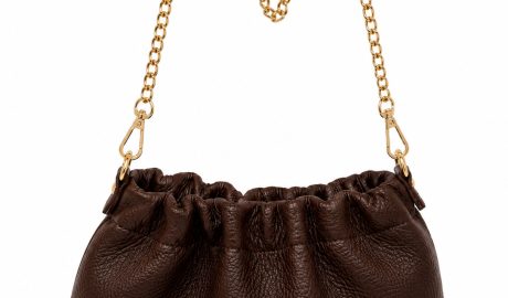 BOLSO DE PIEL FRUNCIDO CON CADENA DORADA bolso chocolate