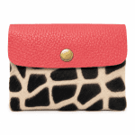 MONEDERO CON ESTAMPADO JIRAFA Y SOLAPA CORAL cartera dalmata rosa