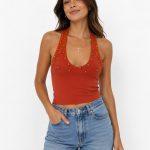 TOP HALTER CON TACHUELAS DECORATIVAS top tachuelas mujer (1)