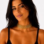 choker dorado rigido pegado